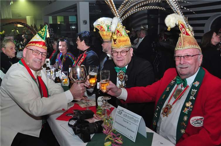 Ein sprühendes Feuerwerk der Lebensfreude Die Ex-Präsdidenten, Richard Kahlenborn und Christoph Schwab sowie Präsident Uli Walsdorf.
