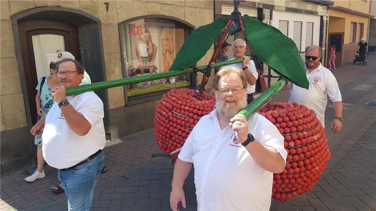 Die Ex-Prinzen brachten die „decksten Kirschen“ zum Kolpingplatz, wo sie ganz traditionell in luftiger Höhe am Kirmesbaum befestigt wurden.  Foto: K. Hohn