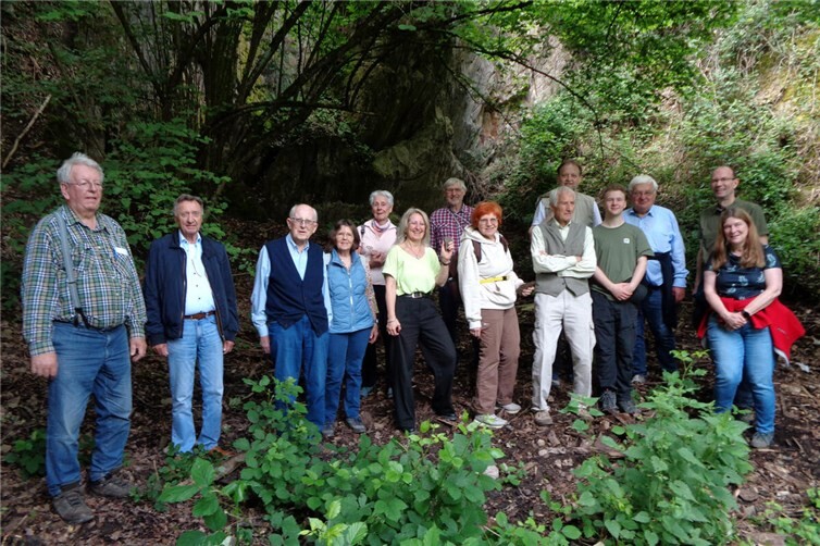 Die Exkursionsgruppe der Bruderschaft im alten Steinbruch. Ganz links: Exkursionsleiter MB Dieter Kaul