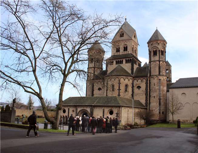 Die Exkursionsgruppe vor der 800-jährigen Basilika.