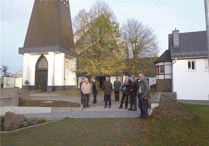 Die Exkursionsteilnehmer vor der Kirche in Nachtsheim. privat