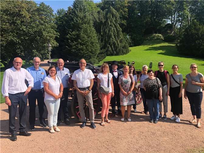 Die Exkursionteilnehmer:innen mit dem LEADER-Projekt „E-Kutsche“ im Schlosspark Altenstein.Foto: Armin Seiwert