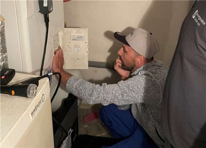 Die Experten der evm-Gruppe gehen in weiteren Sektoren von Haus zu Haus, um die Hausanschlüsse zu entlüften. Ein wichtiger Schritt zur Wiederinbetriebnahme der Heizungen und armwasseraufbereitung.Foto: Peerenboom/evm