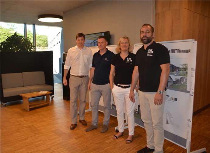 Die Experten fürs Bauen: Heiko Schröder, Markus Fronert, Nadine Bressler und Sven Letschert (von links) im großzügigen Mittelbereich des Gebäudes. Fotos: BE
