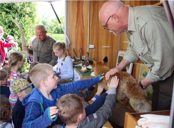 Die Experten informierten die Kinder ausführlich, auch anhand von Tierpräparaten.privat