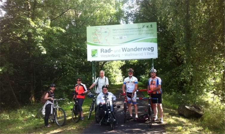 Die Expertengruppe um den Landesbehindertenbeauftragten Matthias Rösch (im E-Handbike) und Bürgermeister Gerhard Loos beim Start am Bahnhof Westerburg.privat