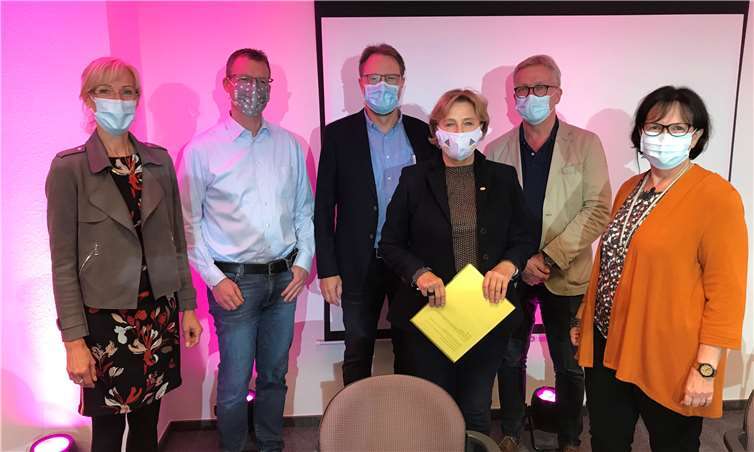 Die Expertenrunde der Onlineveranstaltung mit (v. links) Dr. Zwierlein-Rockenfeller, Dr. Toni Vomweg, Dr. Jochen Schenk, die Vorsitzende der Landfrauen Rita-Lanius-Heck, Dr. Jan Dünnebacke und Moderatorin Gerti Kunz. Foto: Mammographie Screening Mittelrhein