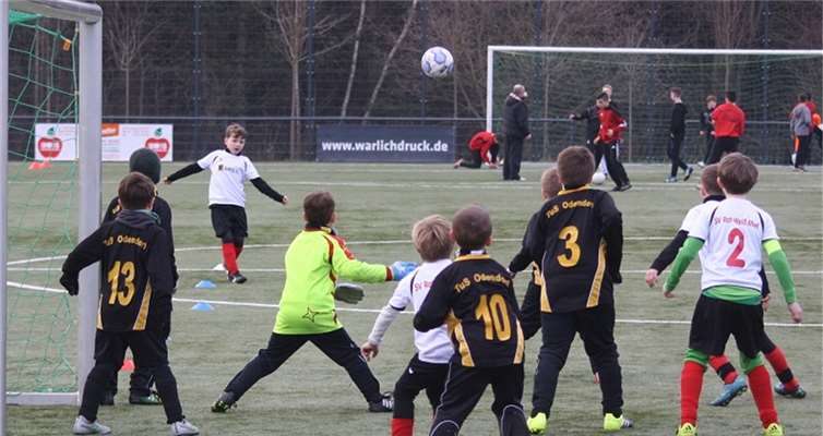 Die F I-Junioren beim Eckball.privat