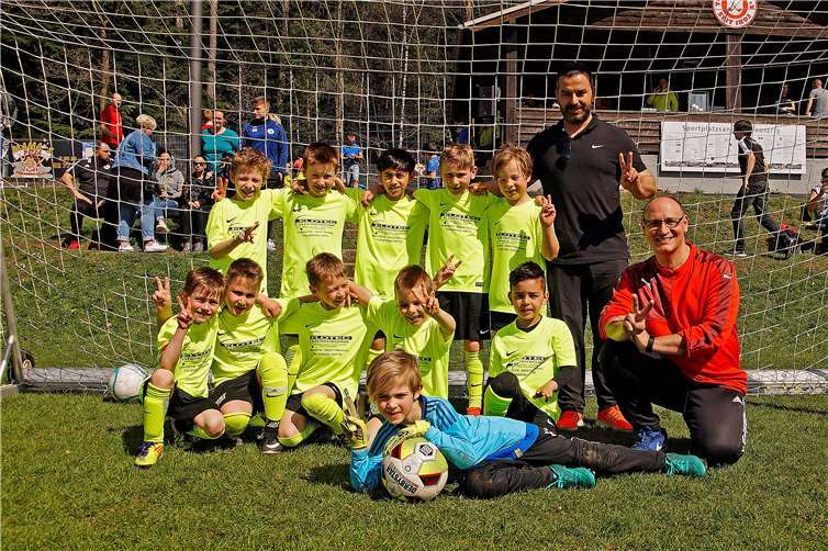 Die F-Jugend-Kicker der Gastgeber gingen voll motiviert und mit Unterstützung ihrer beiden Trainer in das Turnier.