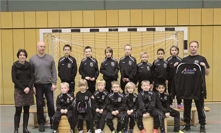 Die F-Jugend der JSG Pellenz, Kruft, wurde mit neuen Trainingsanzügen bestückt: Die Mannschaft mit Trainer Dirk Schilberz und dem Sponsor Detlev Adrian und Birgit Ochtendung. Auf dem Foto fehlen: Alexandru und Darius Raducanu. Privat