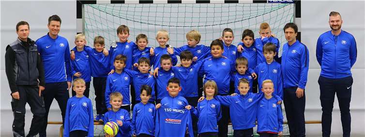 Die F-Jugend der TSG Irlich zeigt ihre neuen Trainingsanzüge von ihrem Partner, der KFZ-Meisterwerkstatt Schröder aus Irlich.privat