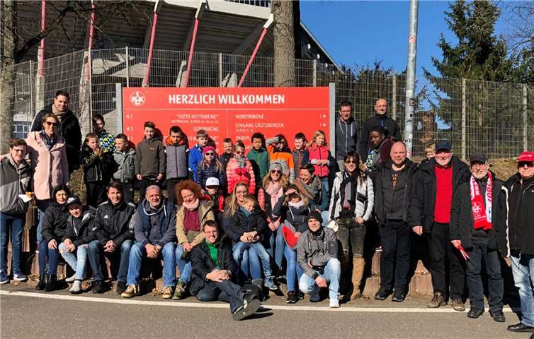Die F-Jugend des FC Burgen vor dem WM Stadion in Kaiserslautern.Foto: privat
