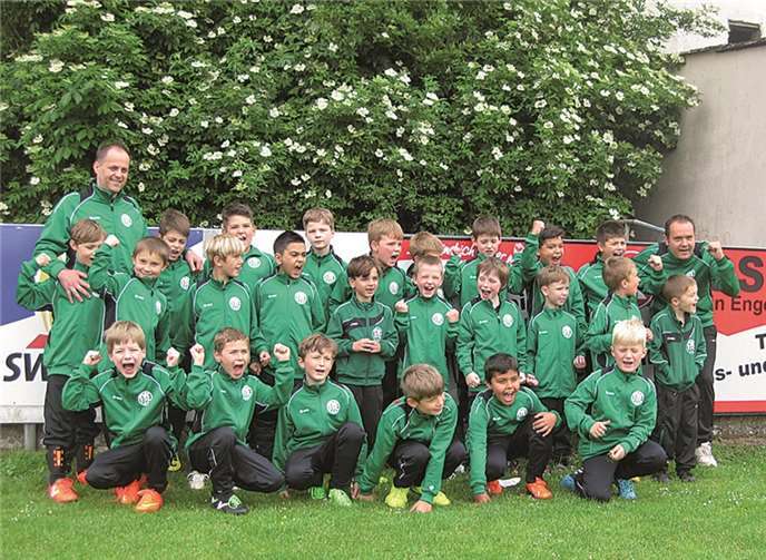 Die F-Jugend des FV Engers freut sich sehr über die neuen Anzüge. privat