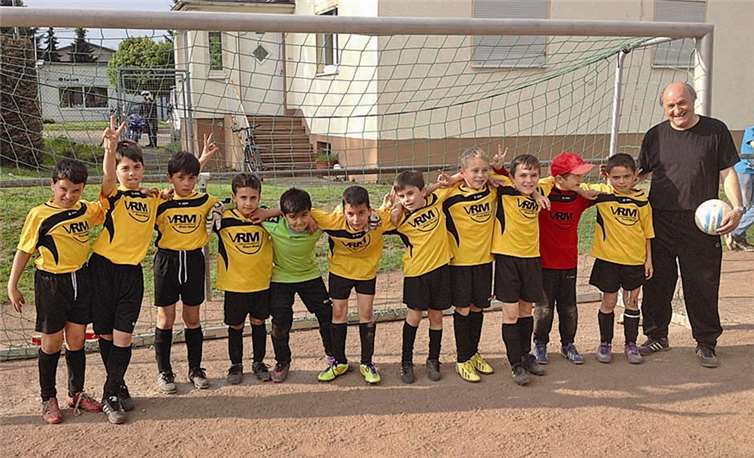 Die F-Jugend des SC Rhein-Ahr Sinzig mit Trainer Antonio Almeida.privat