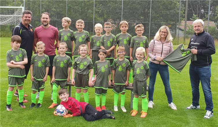 Die F-Jugend des SV Grün-Weiß Kürrenberg wurde vom Geflügelhof Jünger in Kürrenberg mit einem neuen Trikotsatz ausgestattet. Foto: privat