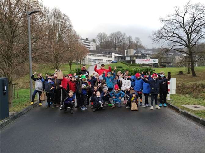 Die F-Jugend des SV Rot-Weiß Dünstekoven beim Besuch der Sportschule in Hennef. Fotos: privat
