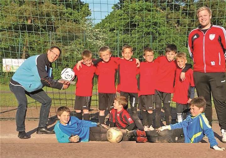 Die F-Jugend erhielt zwei Siegerprämien als Anerkennung für ihre tollen Leistungen. privat