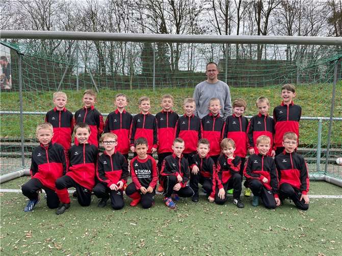 Die F-Jugend freut sich über die neuen Trainingsanzüge. Quelle: JSG Maifeld