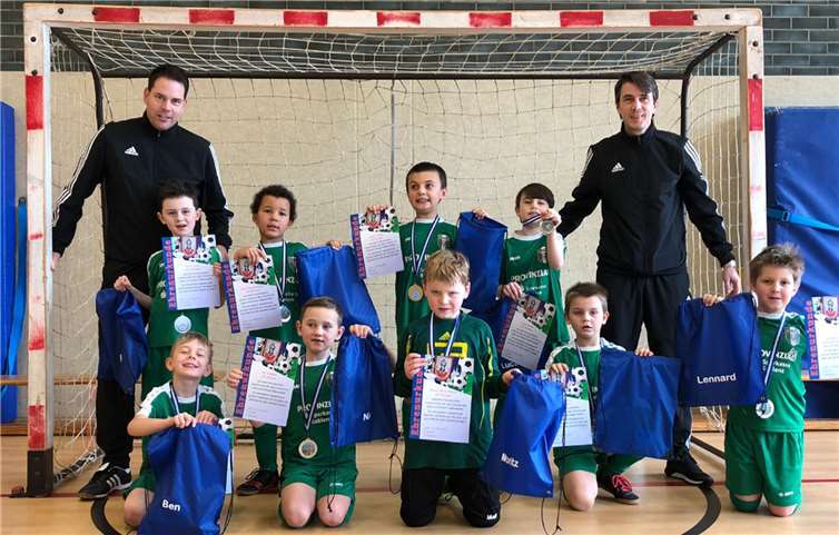 Die F-Jugend freut sich über die personifizierten Schuhtaschen. Foto: privat