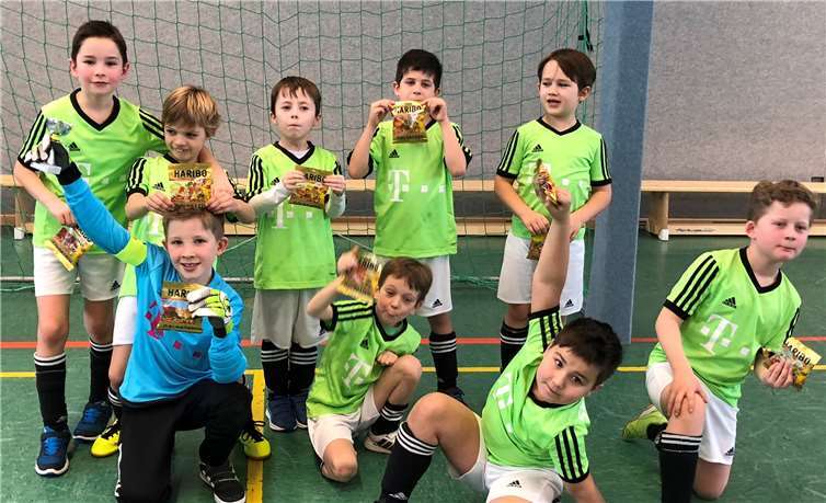 Die F-Jugend freute sich sichtlich über die gewonnen Süßigkeiten.