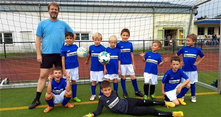 Die F-Jugend mit Trainer Christian Böyer vor dem 1. Spiel in Neustadt. privat