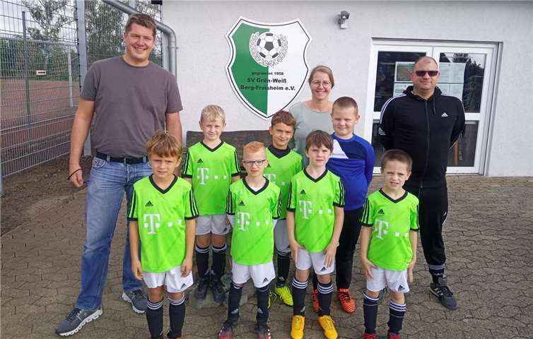 Die F-Jugend mit den Trainern Martina Kündgen, Jan Gerhardt und Ralf Lütz.Foto: privat