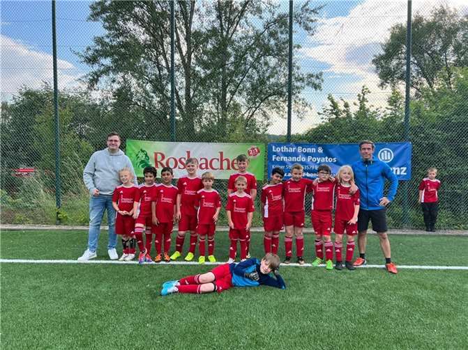 Die F-Jugend mit den neuen Trikots: v. li.: Betreuer Patrick Harth, Anesti Zeka, Hassan Antaki, Muhannad Id, Felix Kuhn, Likas Richter, Julian Heck, Giorgio Harth, Abram Mosaad, Pascal Piechaczek, Aaron Dung, Florian Bluhm, Trainer Frank Kotthoff. Im Vordergrund Ben Schlobach und rechts im Hintergrund Niklas Brenner.  Foto: privat