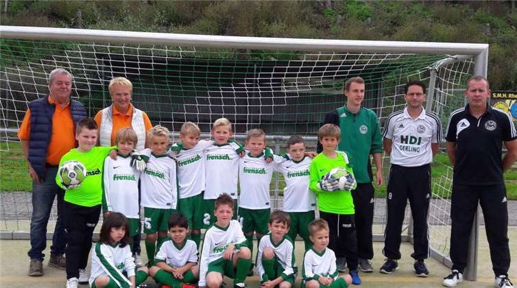 Die F-Jugend zusammen mit ihrem Trainer-Team und Familie Frensch. Privat