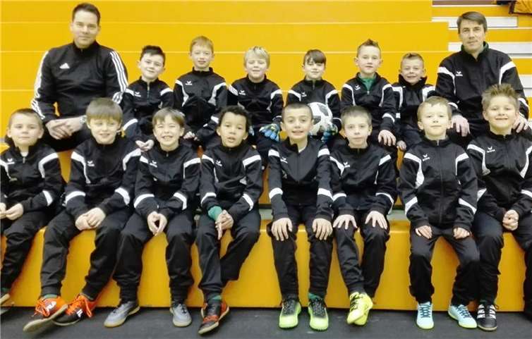 Die F-Jugendlichen mit ihren neuen Trainingsanzügen.Foto: privat