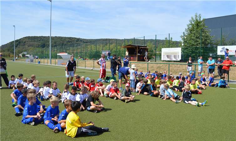 Die F-Jugendlichen warten auf ihre Ehrung.-AB-