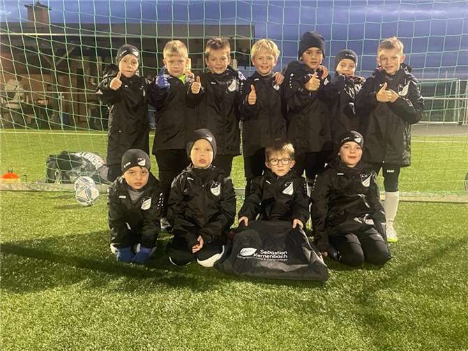 Die F-Jugendmannschaft des SVA hat vor dem Start in die Rückrunde der Meisterschaftsspiele eine neue regenfeste Ausstattung erhalten.  Foto: SVA