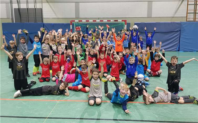 Die F-Jugendmannschaften nach der Siegerehrung. Foto: privat