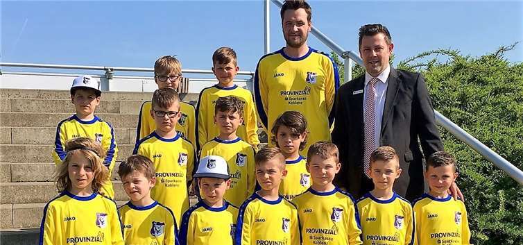 Die F-Junioren Kicker des FC Andernach in ihren neuen Trikots, gestiftet von der Provinzial Versicherung Mirco Behr. Vorne v.l.n.r.: Nevio Staab, Finn Bersch, Besjan Ljuma, Jano Tomovic, Mattis Schug, Milo Tomovic, Julian Behr; hinten v. l. n. r.: Besnik Ljuma, Nick Jegel, Leon Casper, Adrian Hohenberg, Almir Dzaferi, Yagiz Deniz, Trainer Sascha Müller, Sponsor Mirco Behr. privat