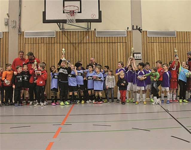 Die F-Junioren-Teams auf den ersten vier Plätzen freuen sich über Pokale und Süßigkeiten.privat