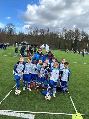 Die F-Junioren der JSG Bad Breisig bei der Kinderfußball-Tour in Höhr-Grenzhausen.  Foto: privat