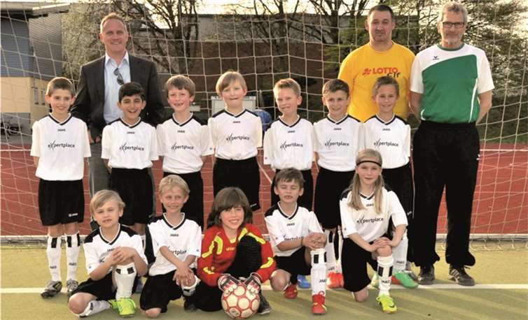 Die F-Junioren der JSG Remagen/Kripp mit ihren neuen Trikots, überreicht von Horst Köning, dem Vorstandsvorsitzende der Firma Expertplace aus Köln.privat