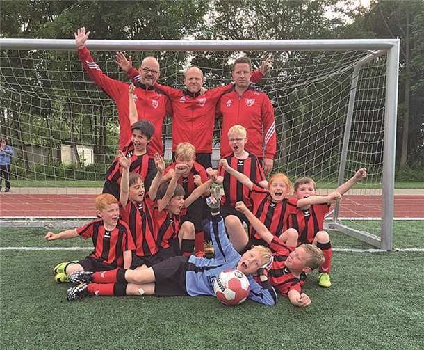 Die F-Junioren der JSG Rheindörfer freuen sich über ihren Erfolg. privat