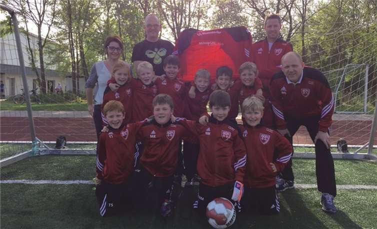 Die F-Junioren der JSG Rheindörfer wurden mit neuen Trainingsanzügen ausgestattet.privat