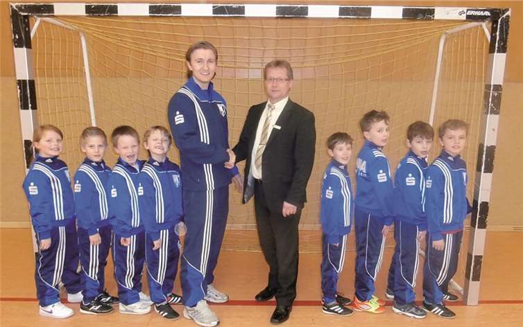 Die F-Junioren des SV Ochtendung freuen sich über neue Trainingsanzüge. Juniorenkoordinator und Trainer Martin Schleich bedankt sich bei Gerd Diensberg für die Unterstützung der KSK Mayen.privat