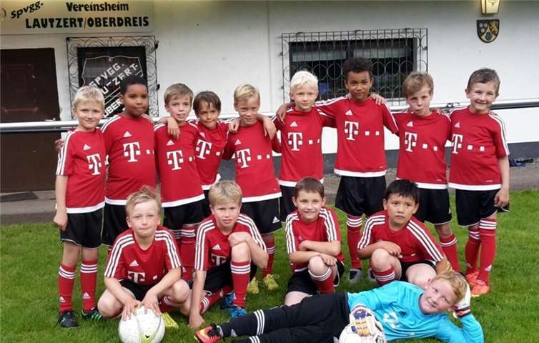 Die F-Junioren mit ihren neuen Trikots.Privat