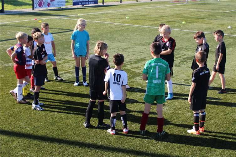 Die F-Junioren wählen ihre Übungsgruppen.