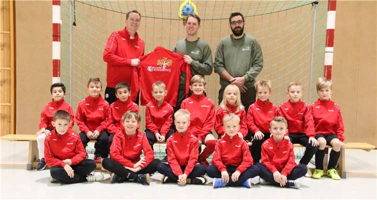 Die F-Kids vom SV Vettelschoß freuen sich über die neuen Trainingsjacken. Foto: privat