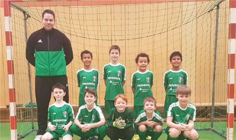 Die F1-Jugend bei ihrem ersten Hallenturnier: unten v.li. Paul Castor, Henry Sturm, Ben Krauthkrämer, Leon Goebel und Jaru Posteuka. Hinten v.li. Trainier Frank Castor, Yannick Eboulé, Linus Fischer, Elias Zimmermann und Mathis Eboulé.privat