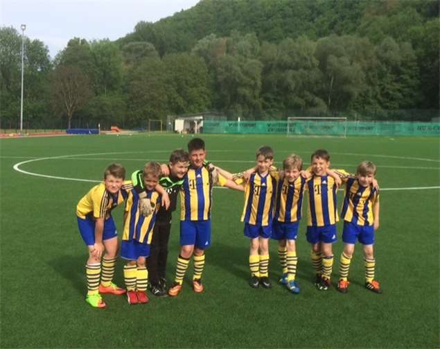 Die F1-Jugend nach ihrem letzten Saisonspiel auf dem eigenen Platz. privat