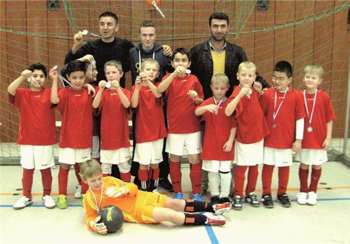 Die F1-Junioren des SV Rot-Weiß Merl erfolgreich beim Winter-Cup in der Sporthalle in Wachtberg-Berkum.Privat
