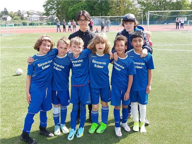 Die F1-Junioren hatten bei ihrem Heimturnier wieder jede Menge Spaß. Auch ihre Trainer Hoang Anh Nguyen und Arvid Ruppert bildeten da keine Ausnahme. Quelle: Sportverein 1919 Ochtendung