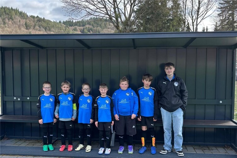 Die F1 der JSG BaWa in Reih und Glied. Auf dem Platz ging es wilder zu.