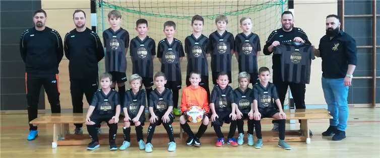 Die F1 der JSG Nickenich/Eich/Kell freut sich über die neuen Trikots. Rechts im Bild: A. Kalash mit Trainer Christian Bläser. Foto: privat