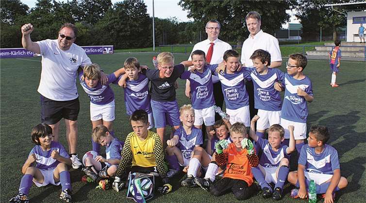 Die F1/F2-Jugendmannschaft mit Jugendleiter Konny Urmetzer (li.) freute sich über den Besuch von Landrat Dr. Alexander Saftig. privat