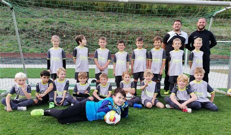 Die F2-Junioren freuen sich über die neuen Trikots.Foto: privat